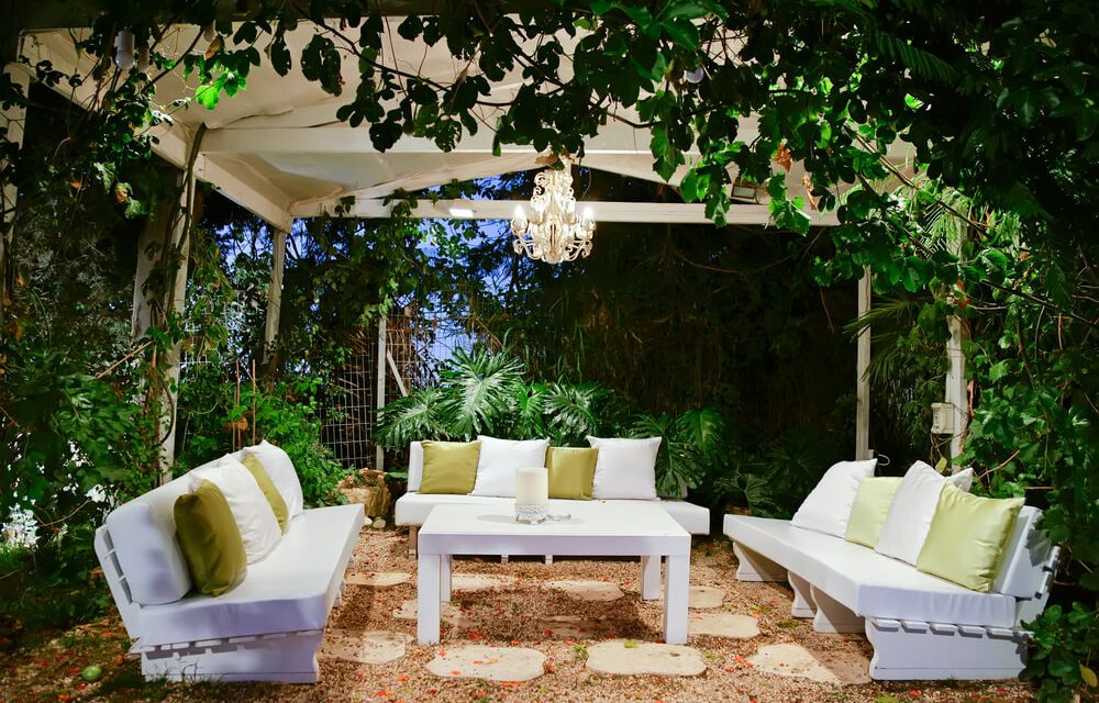 Reasons to Include an Outdoor Lounge in Your Backyard